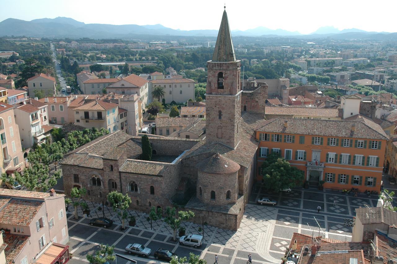 Atrium Augusta Bed & Breakfast Frejus Exterior photo